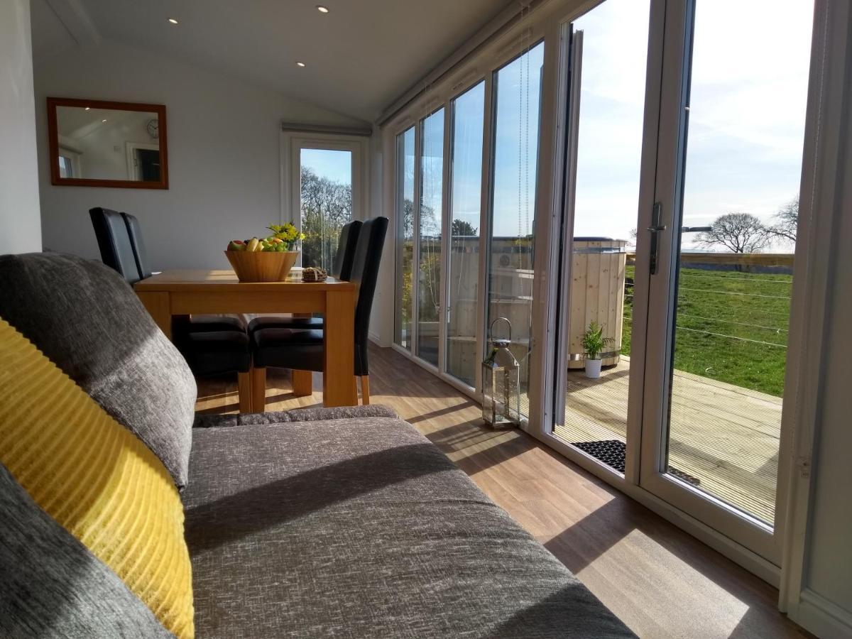 Cleeves Cabins Ailsa Luxury Lodge With Hot Tub Dalry  Exterior foto