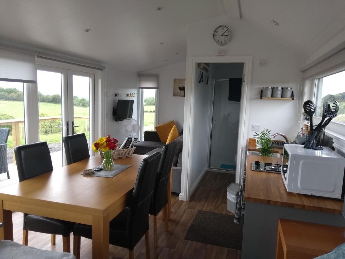 Cleeves Cabins Ailsa Luxury Lodge With Hot Tub Dalry  Exterior foto