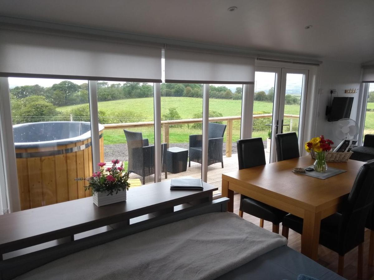 Cleeves Cabins Ailsa Luxury Lodge With Hot Tub Dalry  Exterior foto