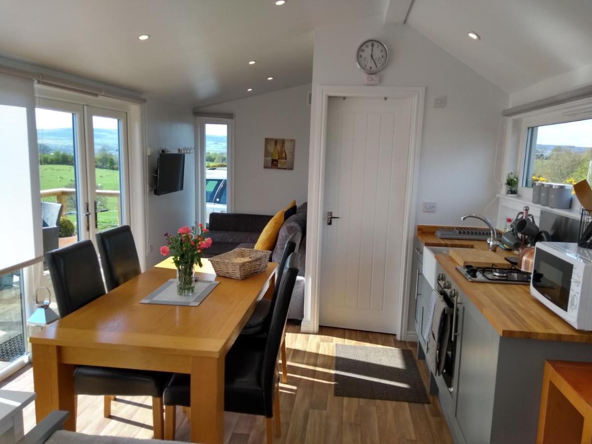 Cleeves Cabins Ailsa Luxury Lodge With Hot Tub Dalry  Exterior foto
